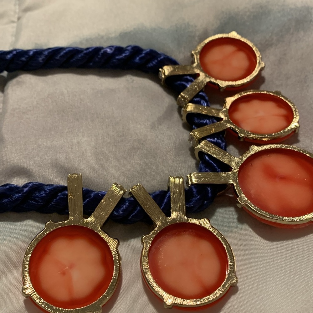 Necklace eye catching and unique peach coral colored and blue and goldtone - Picture 5 of 6